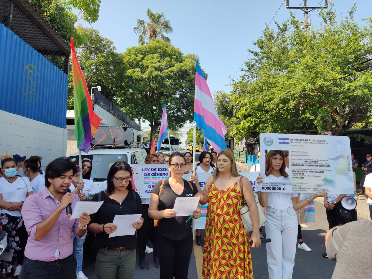 leyIdentidasv's tweet photo. #Planton I En el marco del día internacional de la Homolesbobitransfobia, representantes de la Mesa Permanente por una Ley de Identidad de Género en El Salvador (@leyIdentidasv) realizan un planton frente a la Asamblea Legislativa (@AsambleaSV) https://t.co/iTbKRFfcQP