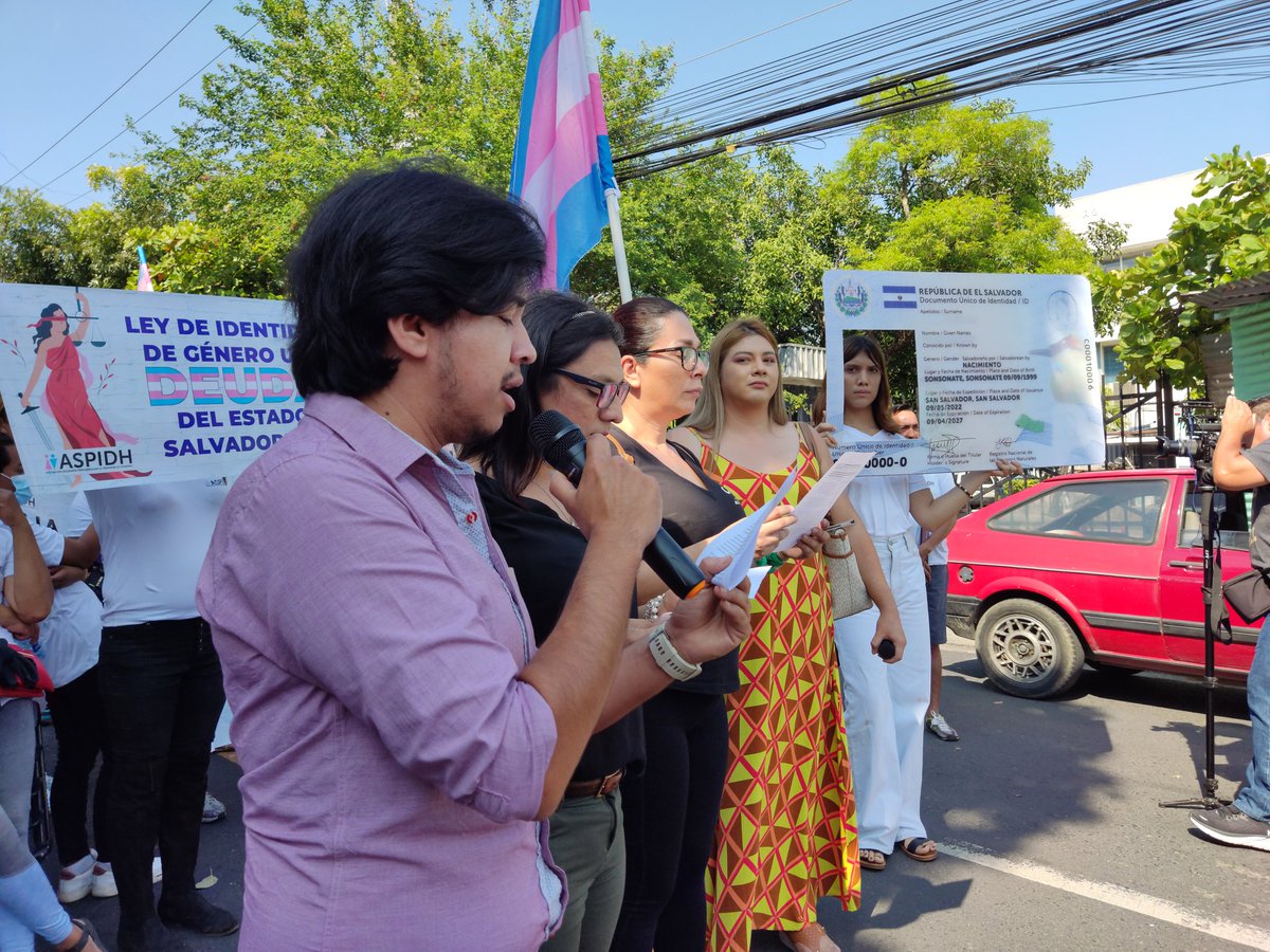 leyIdentidasv's tweet photo. #Planton I En el marco del día internacional de la Homolesbobitransfobia, representantes de la Mesa Permanente por una Ley de Identidad de Género en El Salvador (@leyIdentidasv) realizan un planton frente a la Asamblea Legislativa (@AsambleaSV) https://t.co/iTbKRFfcQP