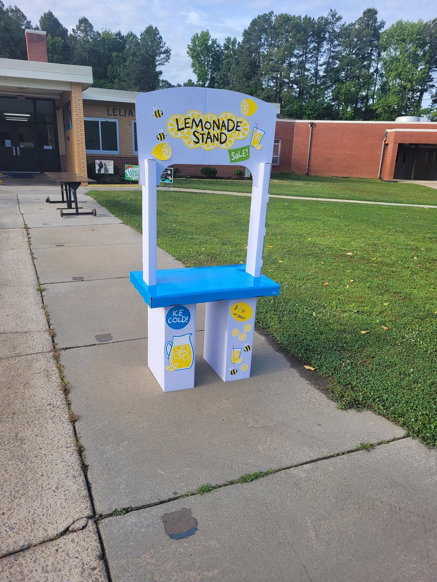 WillyDee07's tweet photo. Great things are happening at @LBYBullDogs this morning 🌄 @estelle_mangum peer teaching, student lead discussions, project based learning, &amp; extended learning opportunities are evidence of quality instruction &amp; high expectations for all 💪🏾. https://t.co/BcsjafSJdW