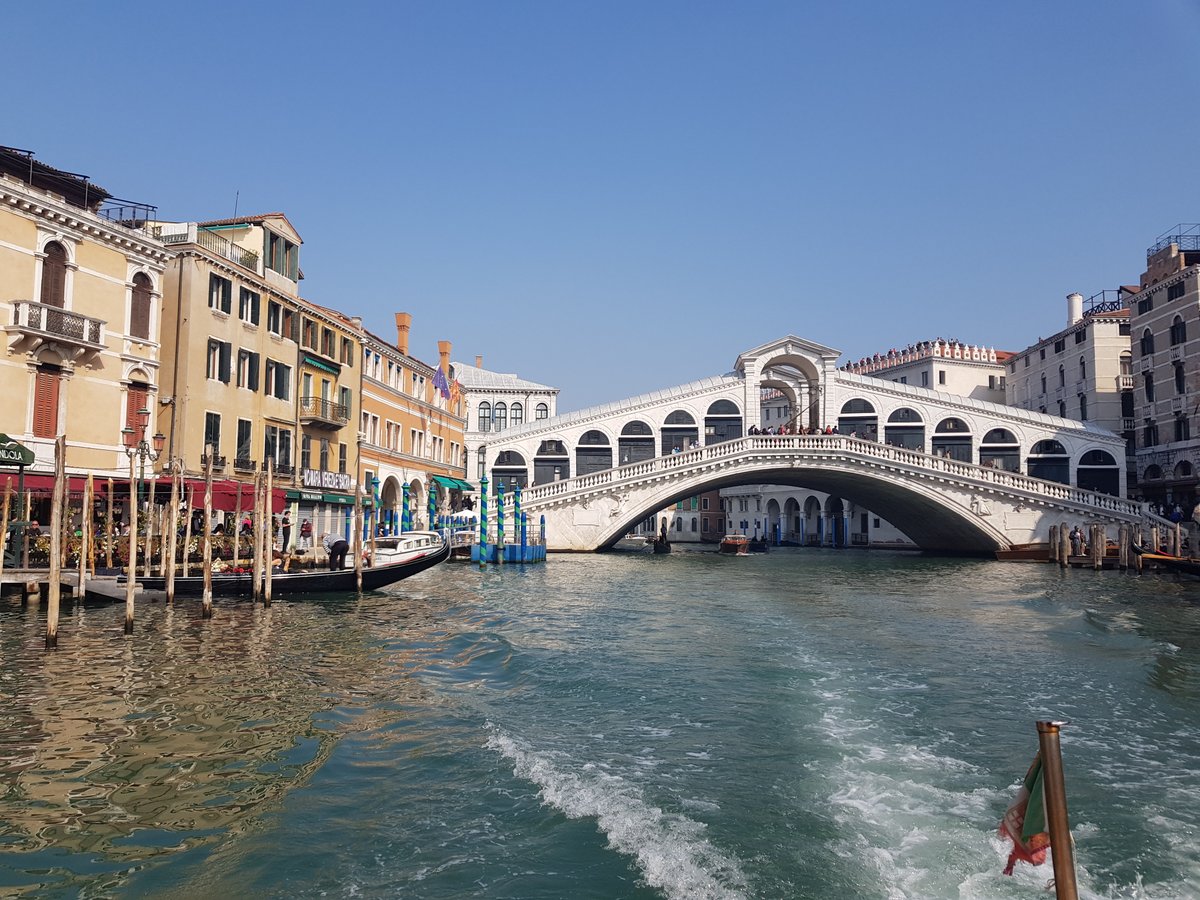 GlobalViewz's tweet image. A taxi ride from an airport to one's hotel is seldom as glamorous as it can be in Venice!