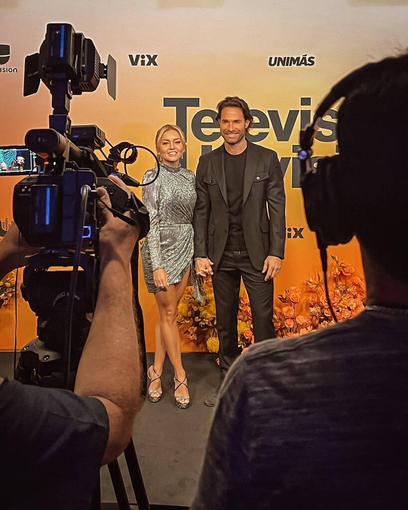 sebastianrulli's tweet photo. De tu mano siempre @angeliqueboyer !!
Me encanto esta foto 👌😉❤️
#NYC #upfronttelevisaunivision #elextrañoretornodedianasalazar #proximamente 🔝💯 https://t.co/fN3GRHFO6m https://t.co/JahuzjDGLO