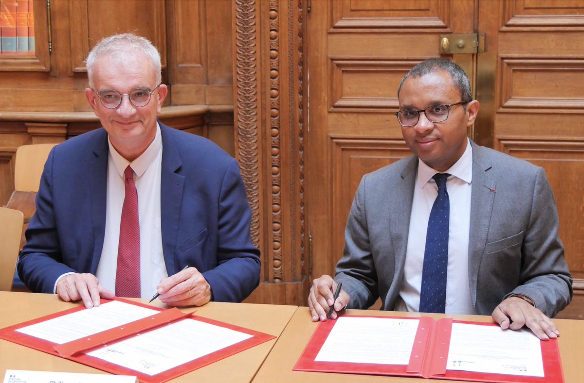 EnsCatho's tweet photo. Le protocole d’accord pour favoriser la mixité sociale et scolaire vient d’être signé, ce mercredi 17 mai à 17h, entre le Secrétariat général de l’Enseignement catholique et le ministère de l’Education nationale. https://t.co/OLkwCseSMv