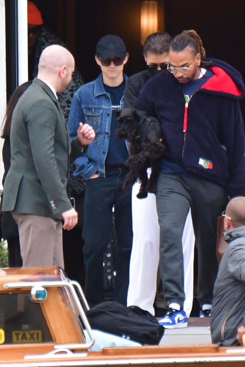 Zendaya Updates on Twitter "Zendaya, Tom Holland, Law Roach & Darnell Appling seen leaving Venice."