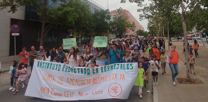 💚El barrio de los Bermejales en Sevilla sale a la calle a exigir a la Junta el instituto que se necesita y está previsto, desde hace años💚