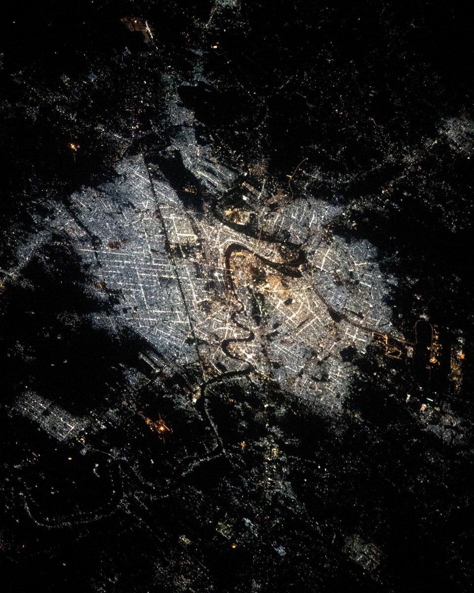 رائد الفضاء الاماراتي سلطان النيادي يلتقط صورة من محطة الفضاء الدولية لمدينة #بغداد ليلاً
سيبقى #العراق مضيئاً شامخاً
و ستبقى بغداد مدينة العلم والعلماء
تحية حب لأهلنا في العراق❤️