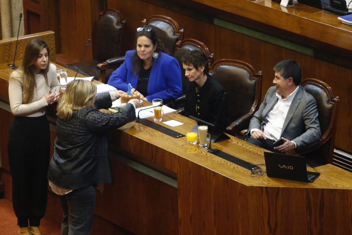 diputadosisc's tweet photo. Con una torta entregada a la ministra del Interior, Carolina Tohá, nuestra diputada (ind) Gloria Naveillán, ironizó por cumplirse hoy un año de las renovaciones de los Estados de Excepción en la Macrozona Sur. Medida que no ha dado resultados.
#Araucanía #Tohá #TERRORISMO https://t.co/uqsE7BZf8G