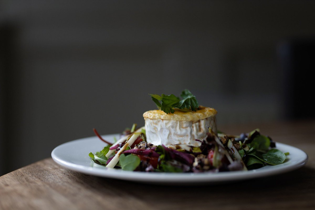 Grilled goat's cheese, pickled onion, walnut and pear salad 🍴