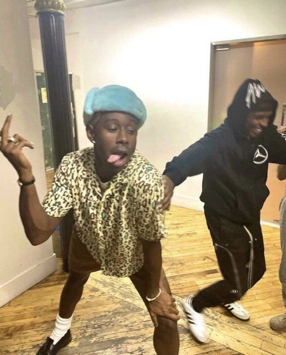 VH1PNUT___'s tweet photo. ME TAKIN DRUNK PICS BEFORE I CUT THE CAKE https://t.co/CEeoqXVmPk