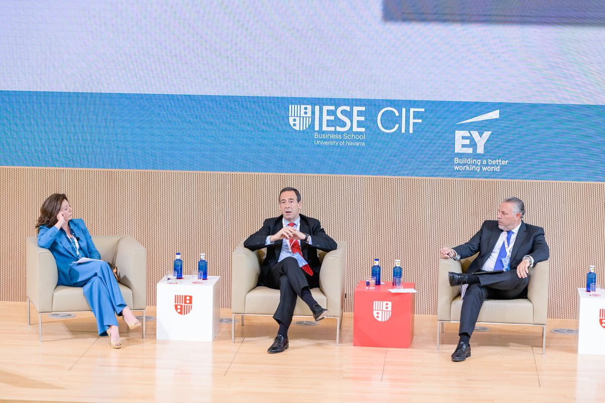 caixabank's tweet photo. El consejero delegado, Gonzalo Gortázar, destaca en el #IESEBanking la vocación de banca universal de CaixaBank que mantiene modelos de relación multicanal para una experiencia de cliente personalizada. https://t.co/EfRKEHvbZ0