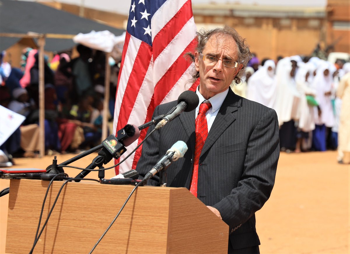 La route Dosso – Gaya financée par le MCC est désormais ouverte à la circulation! La cérémonie de réception a eu lieu ce jour à Dosso en présence du Vice-Président du Millenium Challenge Corporation Cameron Alford et du Chargé d’affaires par intérim de notre ambassade Ronald