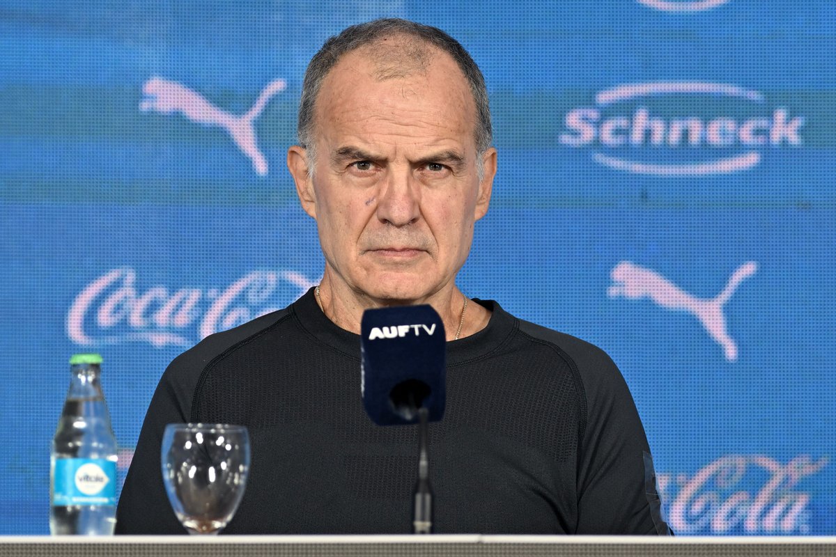 ChrisWheatley's tweet image. Marcelo Bielsa in his first press conference as Uruguay head coach:

"Football is for the people &amp;amp; the players. 

"Then there are those in between: coaches, directors &amp;amp; journalists. I think these last three are the worst in football.

"We must try to avoid destroying football."