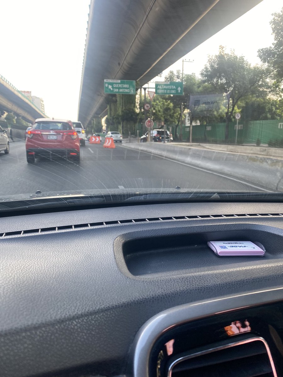 Maripazesparza's tweet photo. @GN_MEXICO_ @SSPCMexico @OVIALCDMX @GobCDMX  oficiales de tránsito cierran todos los días alrededor de las 7am un carril de periférico dirección norte a la altura de av altavista , lo cual genera que se alenté la circulación por varios kilómetros https://t.co/9oKuEFXD5V
