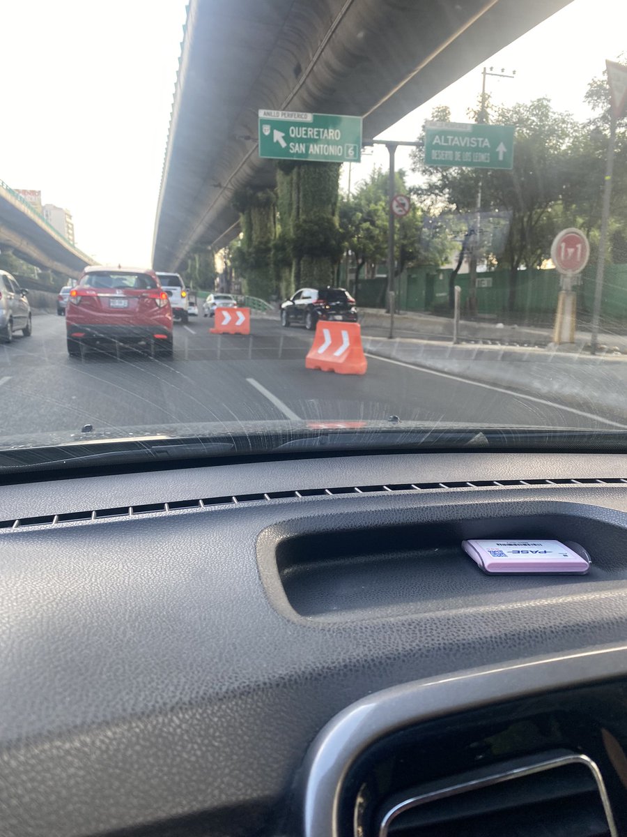 Maripazesparza's tweet photo. @GN_MEXICO_ @SSPCMexico @OVIALCDMX @GobCDMX  oficiales de tránsito cierran todos los días alrededor de las 7am un carril de periférico dirección norte a la altura de av altavista , lo cual genera que se alenté la circulación por varios kilómetros https://t.co/9oKuEFXD5V