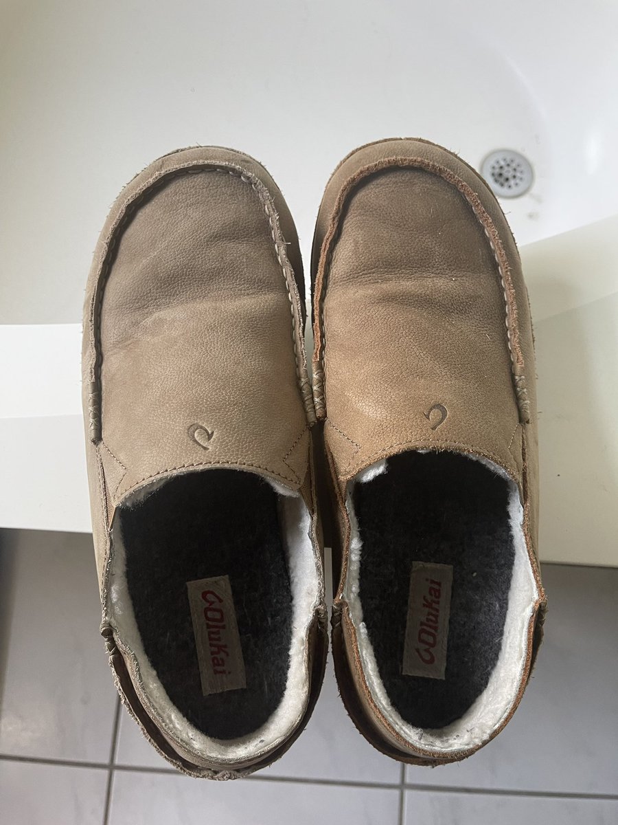 jarrodmccay's tweet photo. @OluKai My wife bought me these great new slippers for my birthday (replacements for my old ones I wore out). Any idea why they are 2 different colors? They are the best slippers I’ve ever owned, but I’m left wondering what happened? 🤔 https://t.co/jtC08WESsV