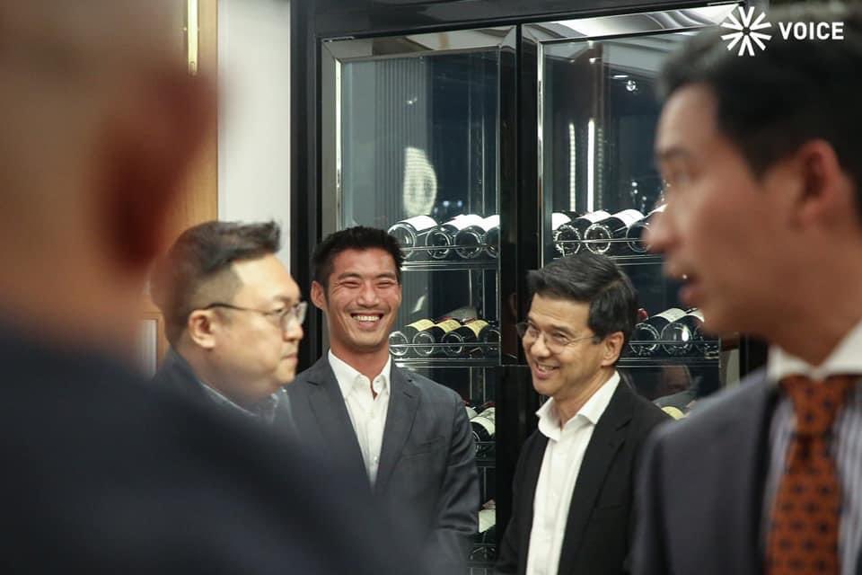 เห็นรูปนี้ละนึกถึงตอนธนาธรเคยพูดว่า ถ้าส่งคุณพิธาถึงฝั่งเมื่อไหร่ ผมอยากจะไปปีนเขาอีกหลายลูก มีหนังสืออีกหลายเล่มที่อยากอ่าน จุดสูงสุดทางการเมืองของผมคือ ผมไม่ต้องกลับมาอีก นาวาประชาธิปไตย​ได้เดินอย่างแข็งแกร่งแล้ว โคตรเท่เลยเนอะ รอวันที่ธนาธรได้เป็นนายกนะ
#รัฐบาลก้าวไกล