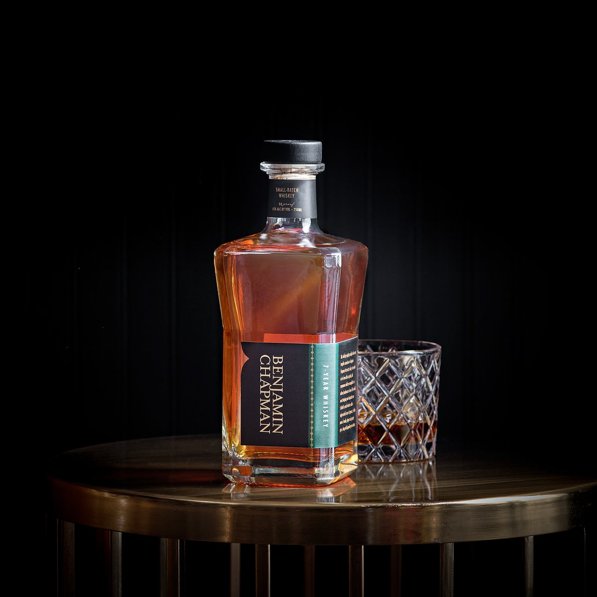 3badgecorp's tweet image. Lean back and enjoy a distinctive glass of Benjamin Chapman  🥃

#3badgebeverage #benjaminchapman #whiskey
