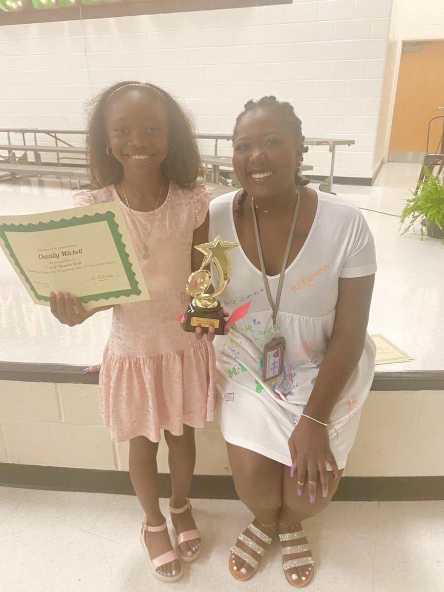msandrews22's tweet photo. Awards Day here @hfemiway . A job is never a job if you love what you do! 8 more days of the best first year 🎉🤍 https://t.co/wYaFJ6HcDq