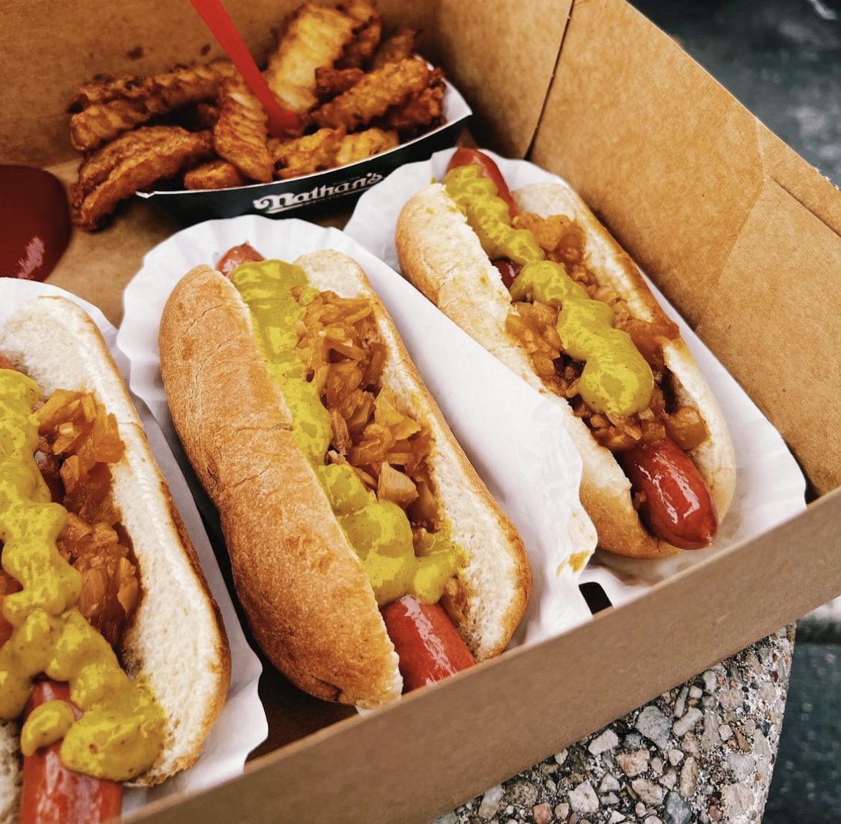 originalnathans's tweet photo. Threeโs a party ๐
๐ธ @heyitstanya
#hotdog #toppeddog #loadeddogs #fries #mustard https://t.co/pN2vFTfUxZ