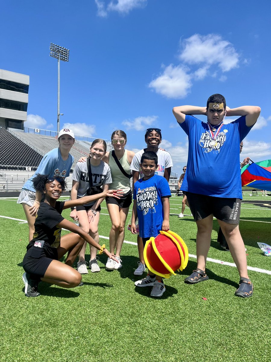 RCHSGIRLSTFXC's tweet photo. Out here at the 3rd Annual Ran Man Field Day, our hearts are full 💛🖤 Thank you for the opportunity to be a part of it all, @CoachTYoung5! #oneRC https://t.co/y9UovXfgnS