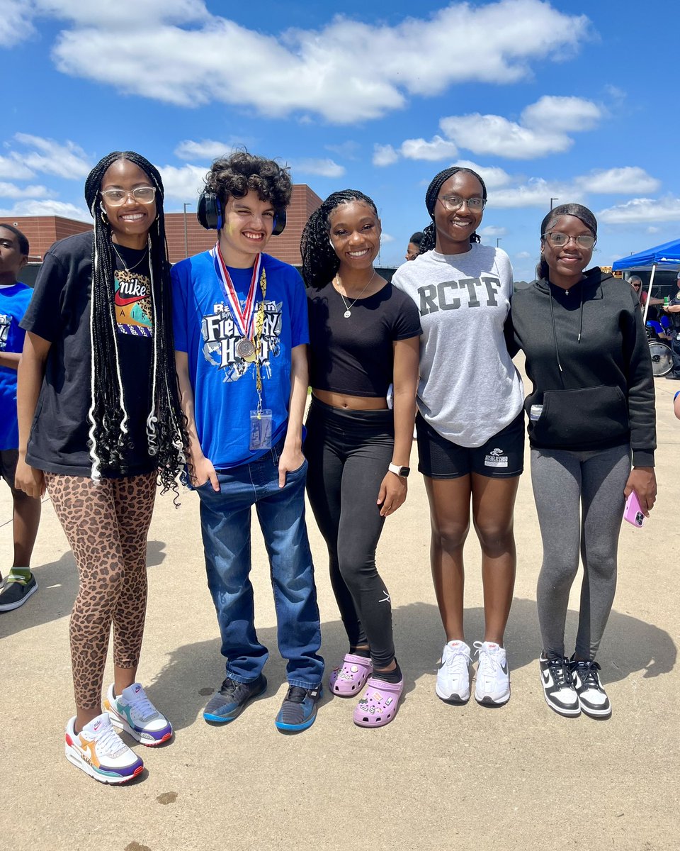 RCHSGIRLSTFXC's tweet photo. Out here at the 3rd Annual Ran Man Field Day, our hearts are full 💛🖤 Thank you for the opportunity to be a part of it all, @CoachTYoung5! #oneRC https://t.co/y9UovXfgnS