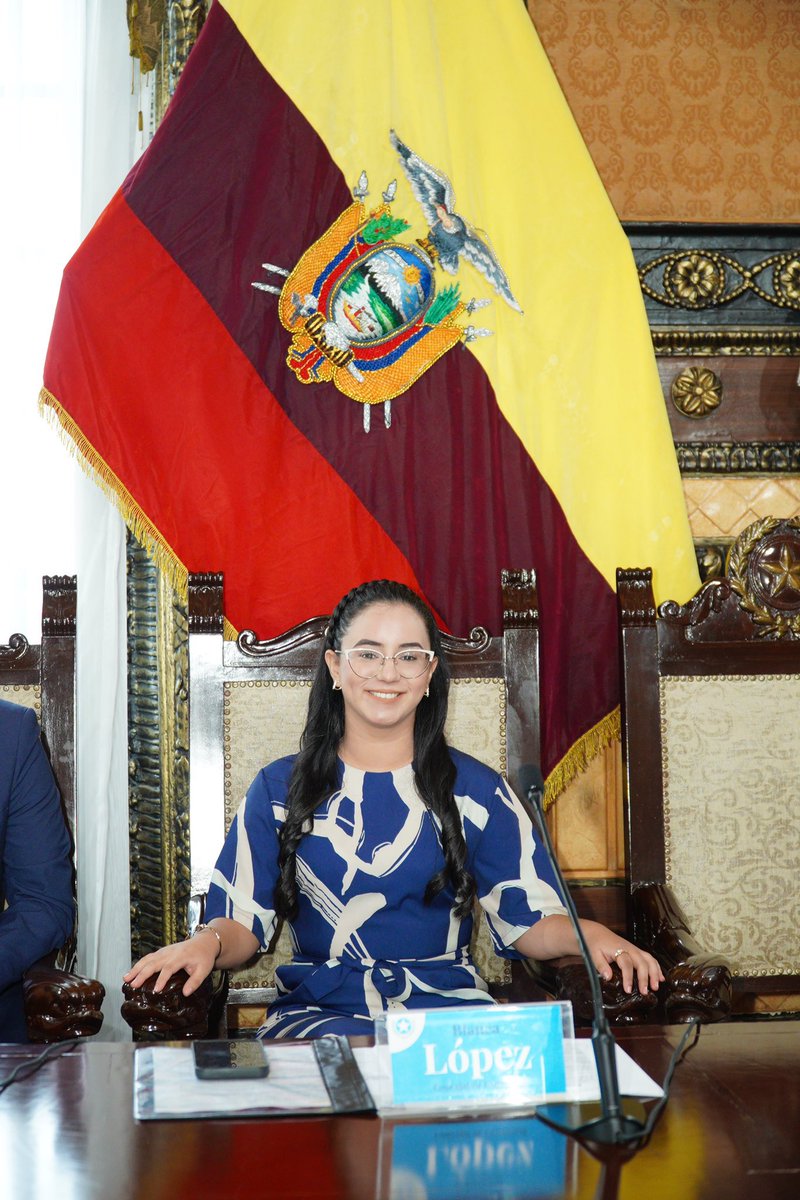 MsBrightsidee_'s tweet photo. Blanca Lopez a los 23 años // Yo a los 23 años

¿Qué pensaron, que me iba a demeritar? I’m fabulous https://t.co/AMUGpcEepY