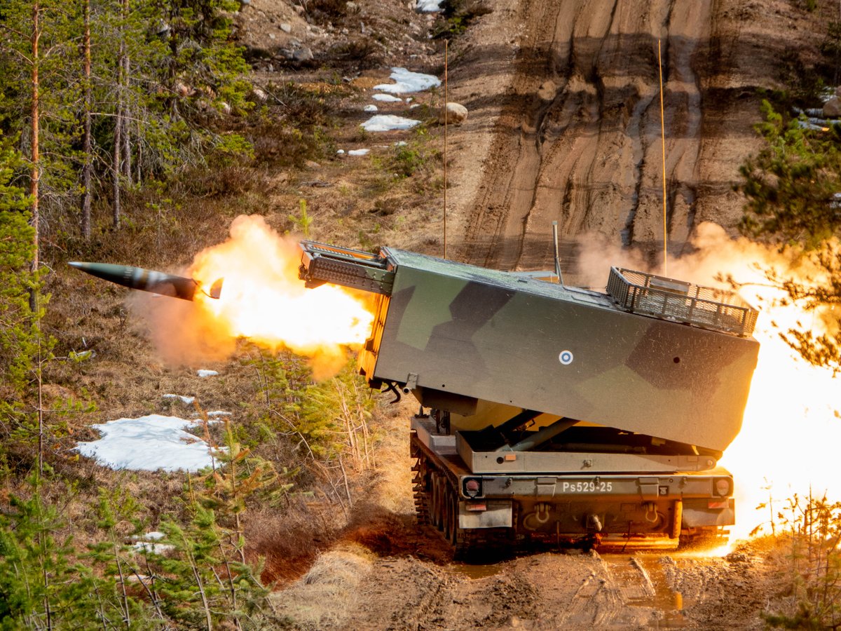 MaasotaK's tweet image. Lightning Strike 23 -harjoituksen tykistöammunnat ovat alkaneet näyttävästi Rovajärvellä. Porin prikaatin raskas raketinheitinpatteri oli valmiudessa toimintaan heti käskyn saatuaan. #LIST23 #maavoimat #maask #porpr