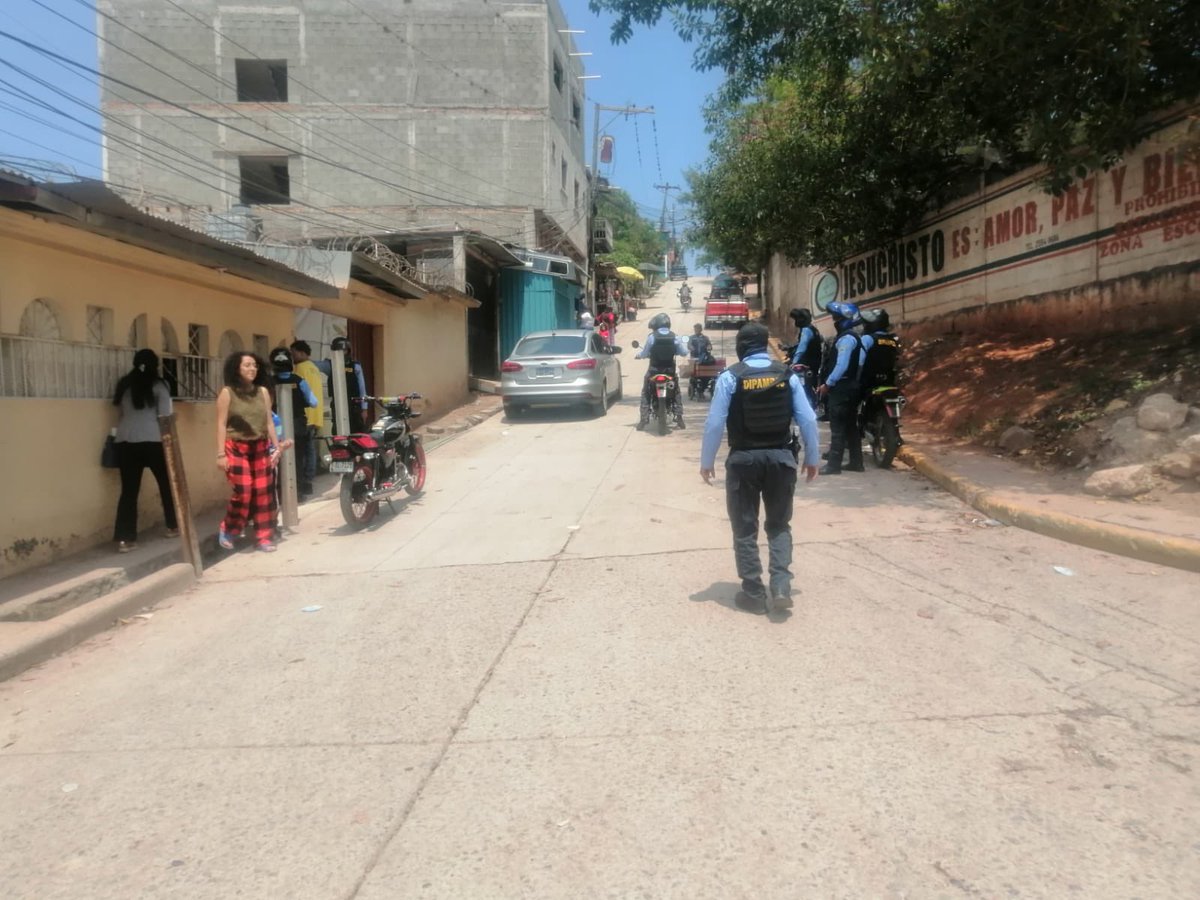DNSTUHonduras's tweet photo. #OperaciónCandado
@DIPAMPCOHN a través de #DSTU llevan a cabo saturación policial en la colonia Suyapa.
En donde se busca neutralizar el sector, mantener el orden, control y seguridad, contrarrestar la comisión de ilícitos.
#TransformandoElTransporte https://t.co/ExZqWq73Hi