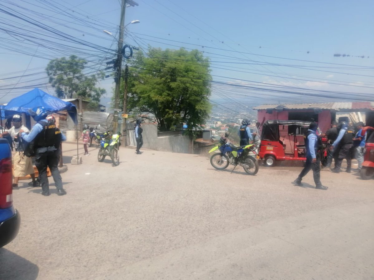 DNSTUHonduras's tweet photo. #OperaciónCandado
@DIPAMPCOHN a través de #DSTU llevan a cabo saturación policial en la colonia Suyapa.
En donde se busca neutralizar el sector, mantener el orden, control y seguridad, contrarrestar la comisión de ilícitos.
#TransformandoElTransporte https://t.co/ExZqWq73Hi