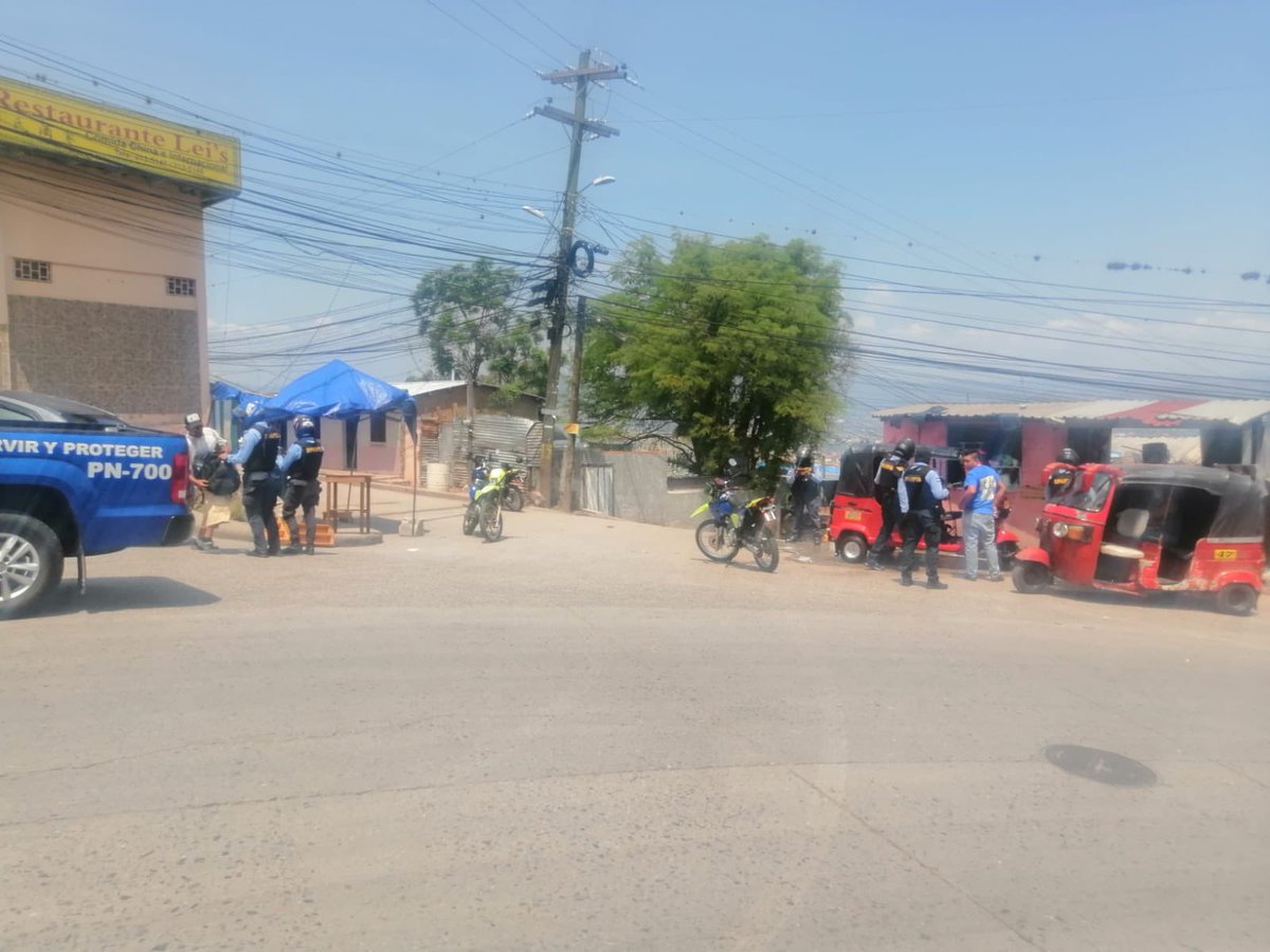 DNSTUHonduras's tweet photo. #OperaciónCandado
@DIPAMPCOHN a través de #DSTU llevan a cabo saturación policial en la colonia Suyapa.
En donde se busca neutralizar el sector, mantener el orden, control y seguridad, contrarrestar la comisión de ilícitos.
#TransformandoElTransporte https://t.co/ExZqWq73Hi