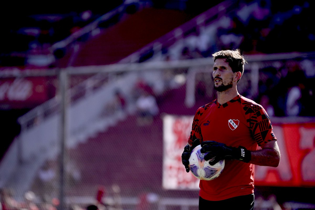 FedericoRojo23's tweet photo. ©️🔴Rodrigo Rey, figura de este Indepemdiente podría ser el capitán mañana por las ausencias de Marcone y Barreto.
Leí por ahí, que varios sin tener nada encontra suya prefieren que un jugador de campo sea el capitán. Que opinan? https://t.co/lordg1pjRs