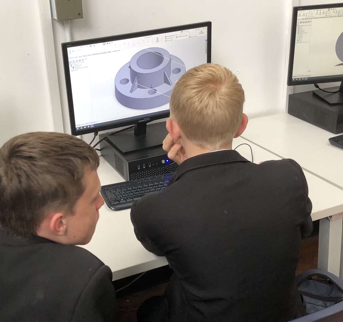 SHS_the_engine's tweet photo. Mr. Fatania organised this terms Engineering Faculty GOT learner workshop - the pupils experienced real examples of engineering-in-the-field, through a hands-on presentation with our guest visitor from Mollart Engineering Ltd, Callum Hookway. ⁦@shsrbk⁩ https://t.co/Xltvd7v4Fv
