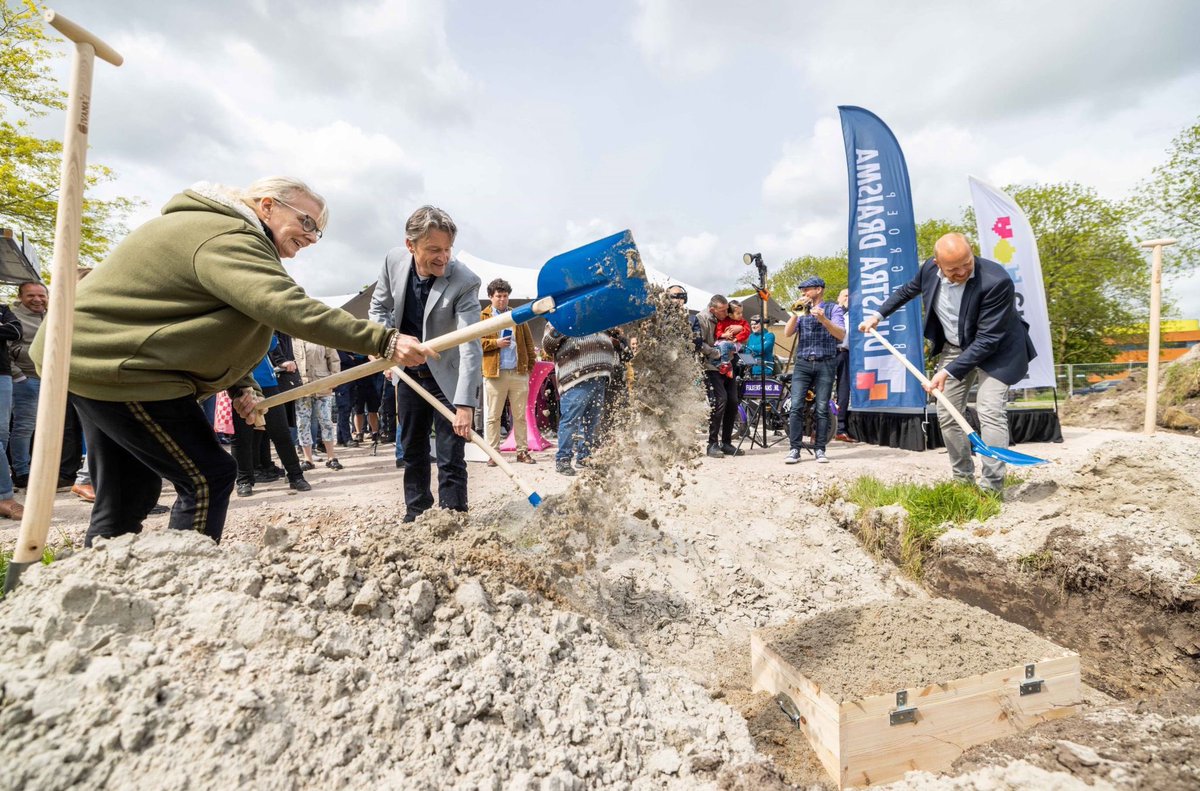 DijkstraDraisma's tweet photo. De start van de bouw van de #Wilgenflat in #Heechterp ging gisteren feestelijk van start. De Wilgenflat is het eerste #bouwproject dat we voor @Elkien_ realiseren in de omvangrijke #wijkvernieuwing van Heechterp #Leeuwarden. 

Lees verder via 👉 https://t.co/nsC8gBP7uO https://t.co/J1a5XqDgwx