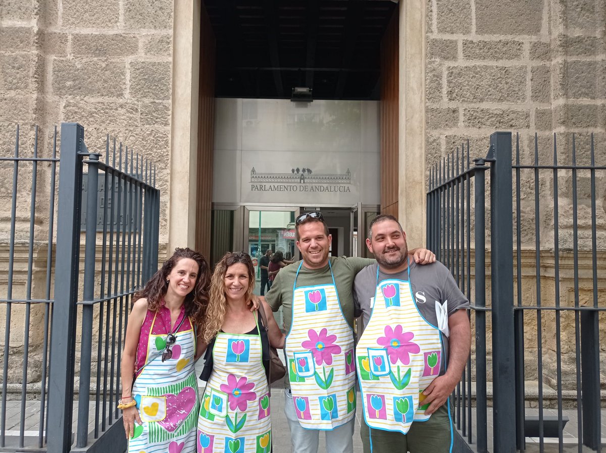 comedornjamas's tweet photo. Hoy nos hemos concentrado en la puerta del @ParlamentoAnd para hacer oir nuestra voz y mostrar la situación de #ElComedorDeNuncaJamás a nuestrxs representantes. Lo repetimos: ¡queremos #PrimeraPiedraen2023! https://t.co/V03fWThvUR