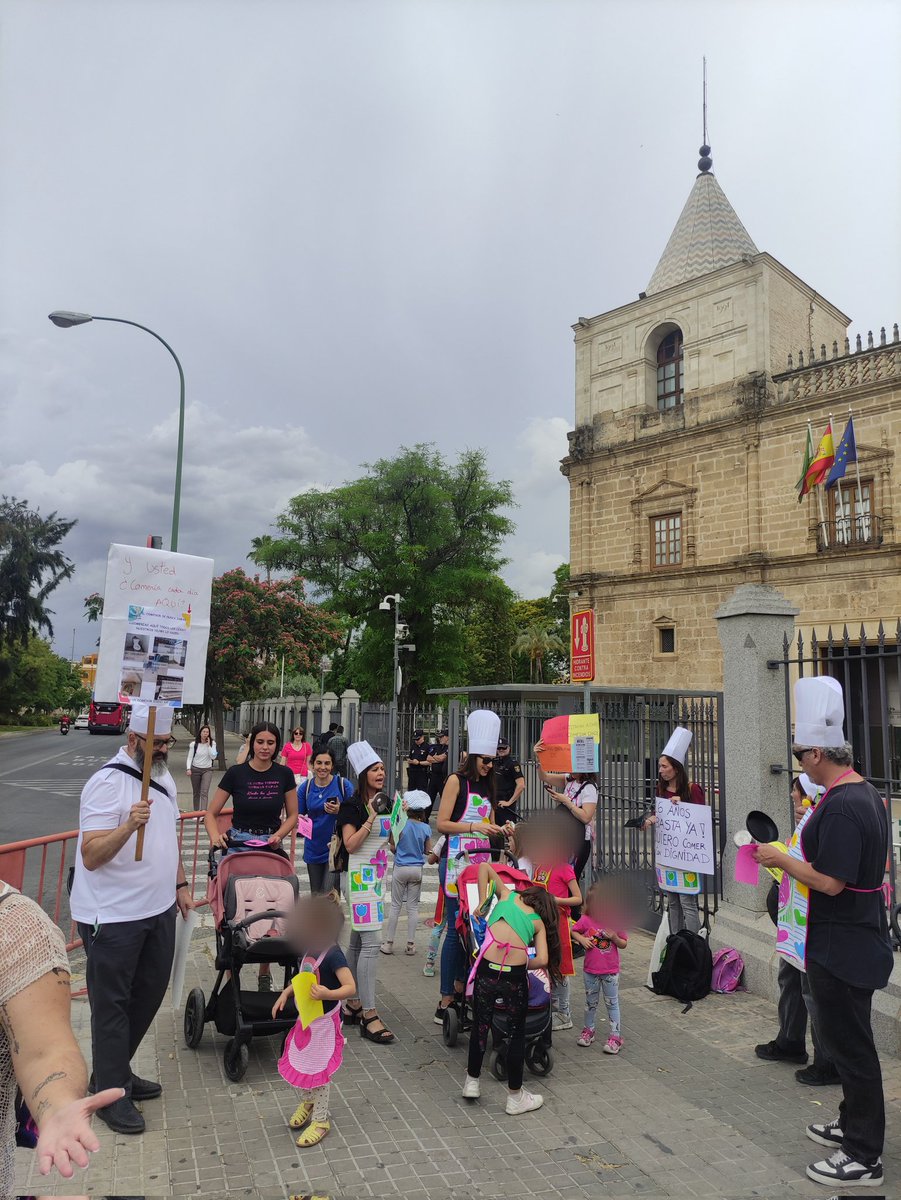 comedornjamas's tweet photo. Hoy nos hemos concentrado en la puerta del @ParlamentoAnd para hacer oir nuestra voz y mostrar la situación de #ElComedorDeNuncaJamás a nuestrxs representantes. Lo repetimos: ¡queremos #PrimeraPiedraen2023! https://t.co/V03fWThvUR
