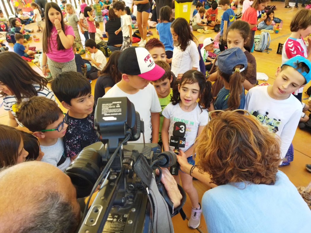 EscolaLesAigues's tweet photo. Un equip de @tv3cat fa el seguiment de la programació del @CircCric i demana l'opinió de l'espectacle als alumnes de l'escola. https://t.co/88DbtMIbJR