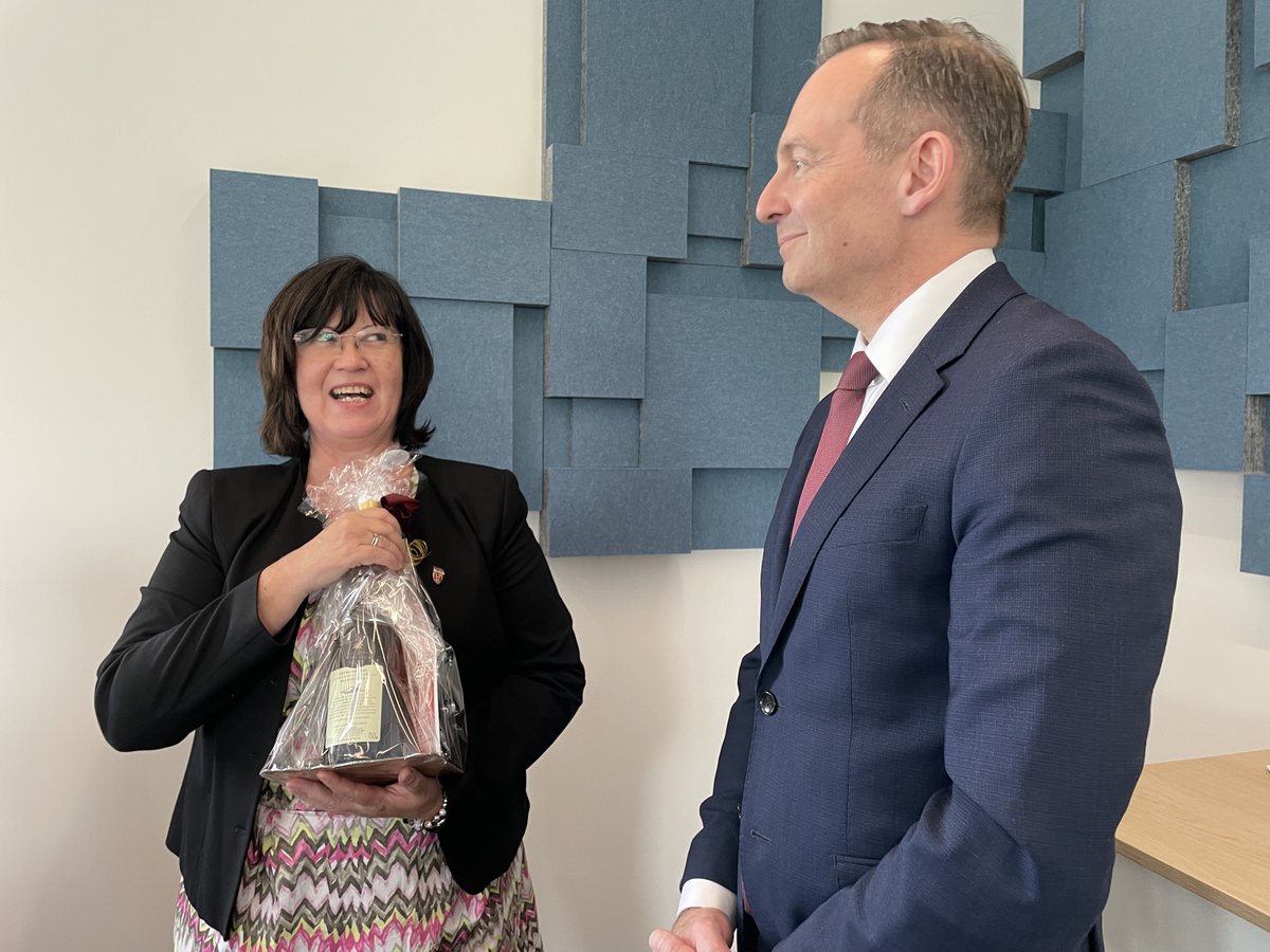 Bundesverkehrsminister Volker Wissing informierte sich bei einem Arbeitsgespräch über aktuelle Infrastrukturprobleme im Dock3 Lausitz. Zur Erinnerung gab es Wein aus der Lausitz von Spremberg Bürgermeisterin Christine Herntier.