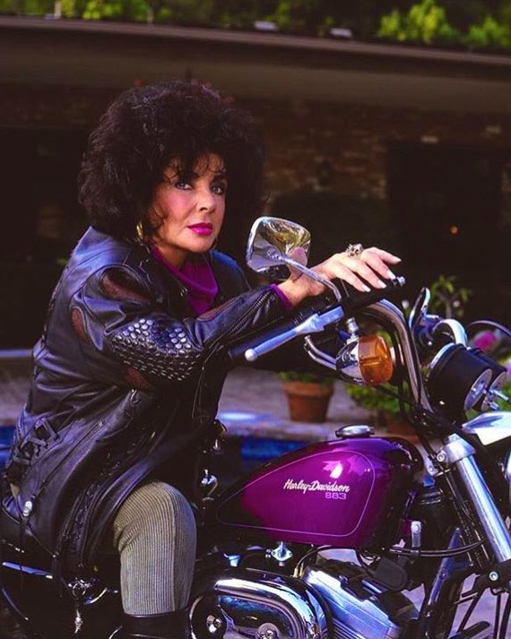 ElizabethTaylor's tweet photo. Elizabeth posing with her purple Passion motorcycle, a gift from her great friend Malcolm Forbes.
#ElizabethTaylor #MalcolmForbes #Actress #Hollywood #Motorcycle https://t.co/nKGY8agznq