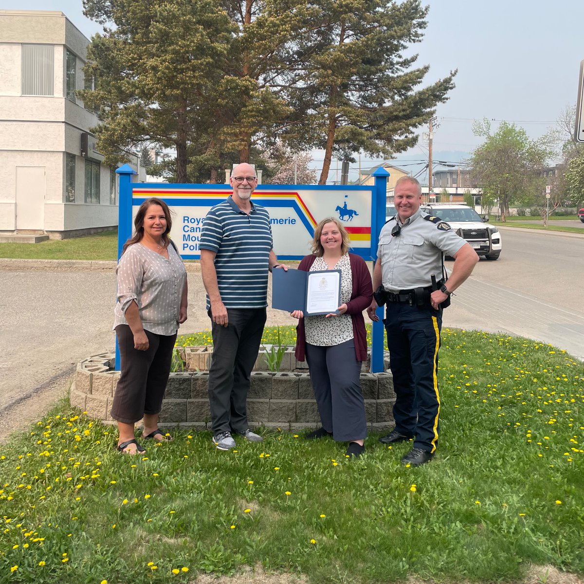 SD27_CP's tweet photo. We are so grateful to the #WilliamsLake @BCRCMP for creating a successful RCMP Youth Academy for our students and for recognizing @SD27_CC as a community partner.

We look forward to many years of collaboration! https://t.co/kjUwOE4OdV