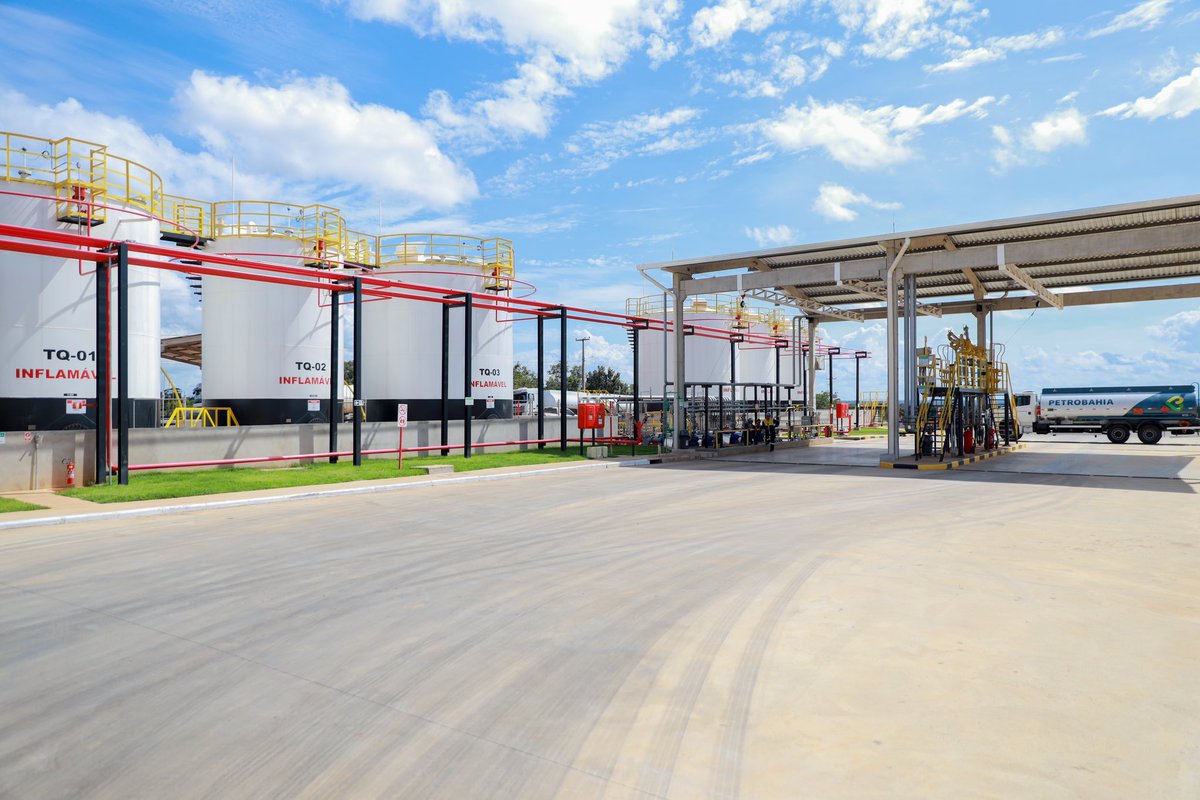 carlosbrandaoma's tweet photo. O Maranhão ganha com a inauguração da base de distribuição de combustíveis da Petrobahia, em Balsas, com capacidade para 37 milhões de litros do produto. Nosso @GovernoMA fez grande esforço para a vinda da empresa, garantindo mais avanços na logística da região do Matopiba. https://t.co/twM2LQaQMU