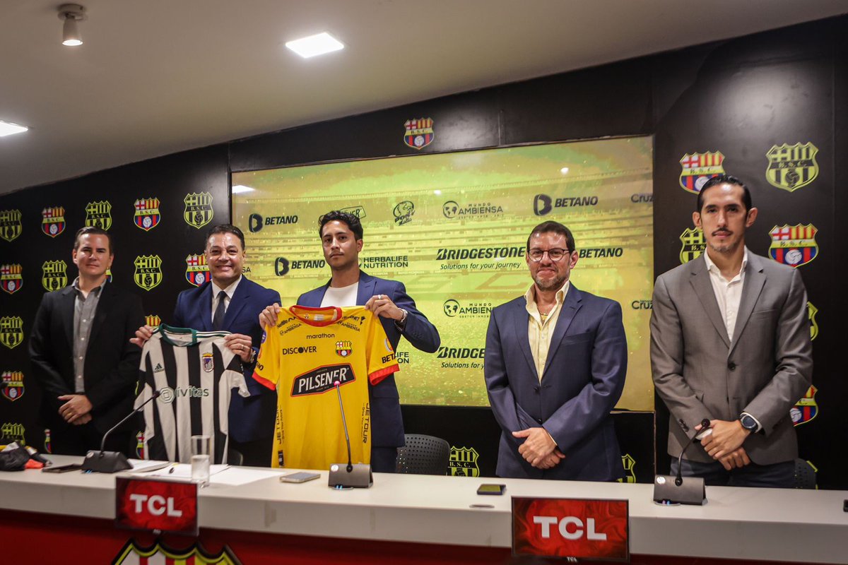 BarcelonaSC's tweet photo. Firma del convenio ✍️
#BSC &amp; @CDBadajoz 🇪🇸 🤝

#VamosIdolo 🟡⚫️ https://t.co/rxuaanM0sH