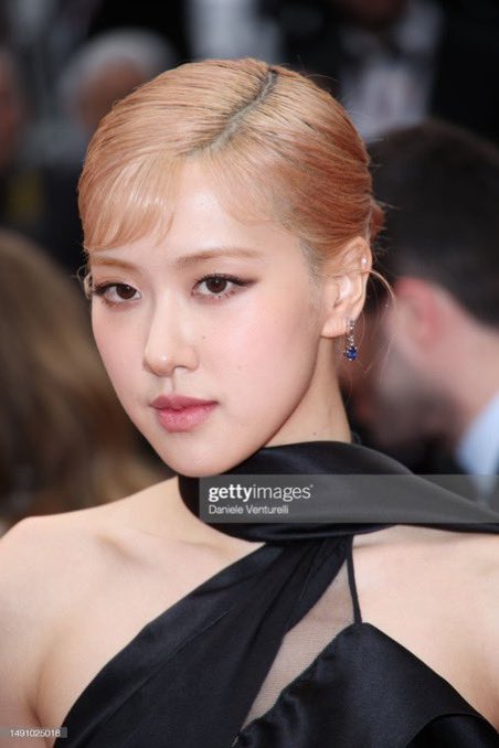 rsdolI's tweet photo. rosé having audrey hepburn moment ❤️‍🔥 she looks amazing 

ROSÉ AT CANNES
#ROSÉAtCannes2023
#Cannes2023 @YSL https://t.co/O50YAGMn6a