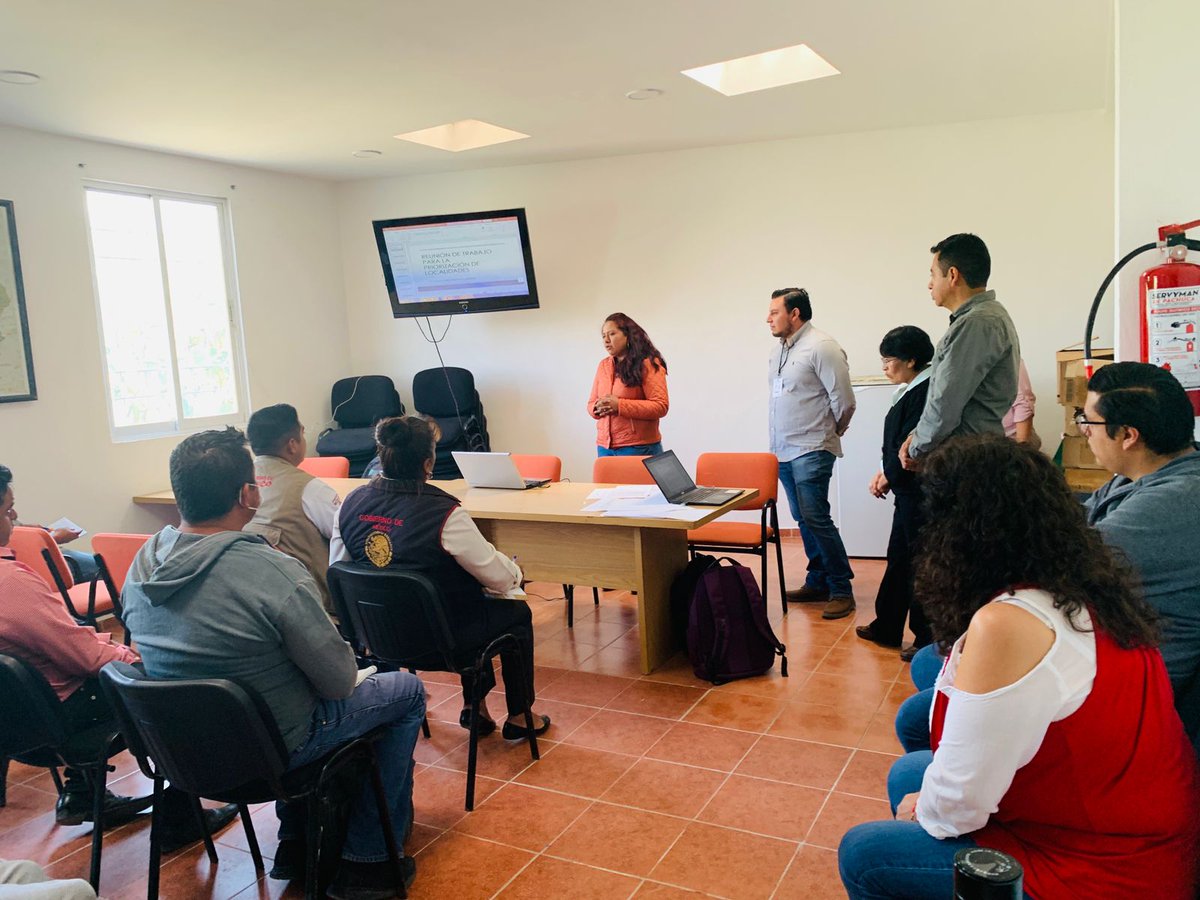 DdrPachuca's tweet photo. Reunión con Bienestar y Segalmex para acordar temas de la entrega de fertilizante.
@brendis1506 @agricultura_hg @AdrinArielGarc1 @reyes_norberta https://t.co/CsiTWSRGy2