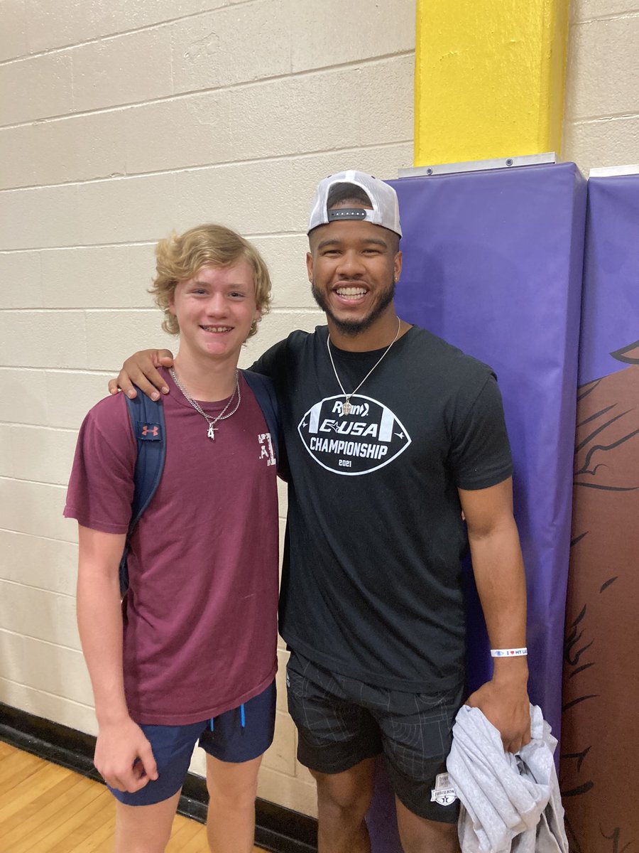 Nice meeting <a href="/thefrankharris/">Frank Harris</a> today! 
Thank you for coming out to <a href="/NISDHobby/">William P Hobby</a> <a href="/HobbyBoysATH/">Hobby Boys Athletics</a> <a href="/HobbyFCA/">HobbyFCA</a>  <a href="/FbCougar/">ClarkCougarFB</a>  <a href="/UTSAFTBL/">UTSA Football 🏈</a> #hawknation #birdsup #utsa 🤙🏼🐾🦅 🏈