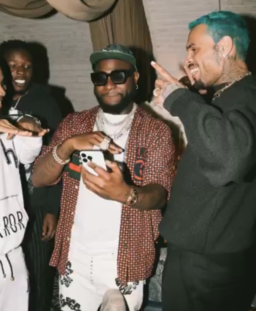 honest30bgfan_'s tweet image. My desperate brother @davido called and said he wanted a song of the summer. I had to hop in and help. Not without that bag 💰 of course. #werisebyhelpingotherscareer.