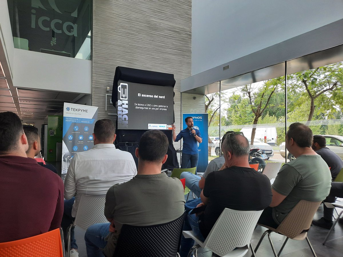 CordobaTechPark's tweet photo. Seguimos disfrutando de un buen rato de charlas tecnológicas sobre #ciberseguridad en @hackandbeers Córdoba, aprendiendo con @ManuNegrillo y @eduSatoe https://t.co/Ib5sktqQLL