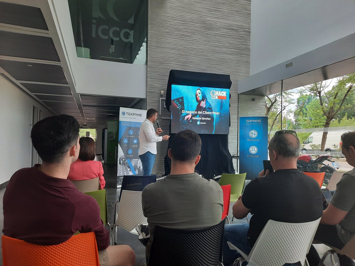 CordobaTechPark's tweet photo. Seguimos disfrutando de un buen rato de charlas tecnológicas sobre #ciberseguridad en @hackandbeers Córdoba, aprendiendo con @ManuNegrillo y @eduSatoe https://t.co/Ib5sktqQLL