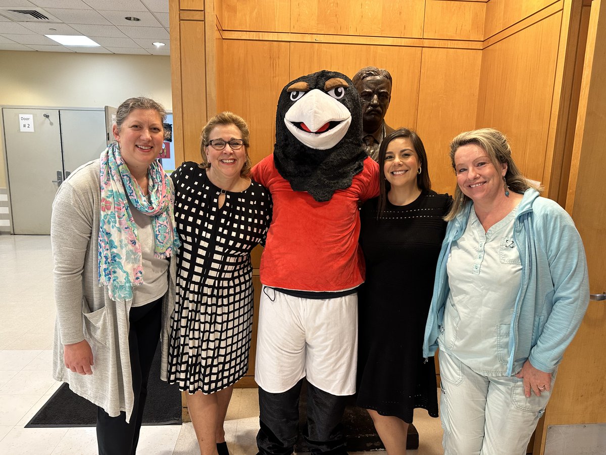 MsCruzMelrose's tweet photo. A very special thank you goes out to all of the amazing community readers that joined us this morning! Ronald the Raven welcomed our guests alongside the student council. He also had a blast visiting classrooms. @RoosMelrose @MelrosePS @PrincMaranto https://t.co/DONkZEYGhX
