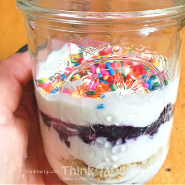 🍨Craving dessert but want to be healthy? Give this Vanilla Blueberry Pie Parfait a try! 🫐
#healthysweets #healthyeats 
thinktasty.com/vanilla-bluebe…