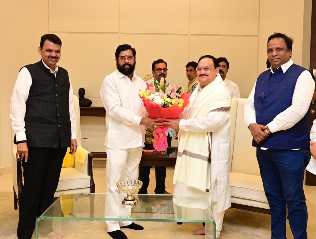 mieknathshinde's tweet photo. भारतीय जनता पक्षाचे राष्ट्रीय अध्यक्ष @JPNadda जी यांनी वर्षा या निवासस्थानी उपस्थित राहून सदिच्छा भेट घेतली. याप्रसंगी पुष्पगुच्छ आणि श्री गणरायाची मुर्ती भेट देऊन ��्यांचे स्वागत केले.

यावेळी उपमुख्यमंत्री @Dev_Fadnavis , भारतीय जनता पक्षाचे महाराष्ट्र प्रभारी @CTRavi_BJP, भाजपाचे प्रदेशाध्यक्ष @cbawankule , भाजपचे मुंबई अध्यक्ष व आमदार @ShelarAshish, खासदार @manoj_kotak उपस्थित होते.

#Maharashtra #JPNadda #Mumbai