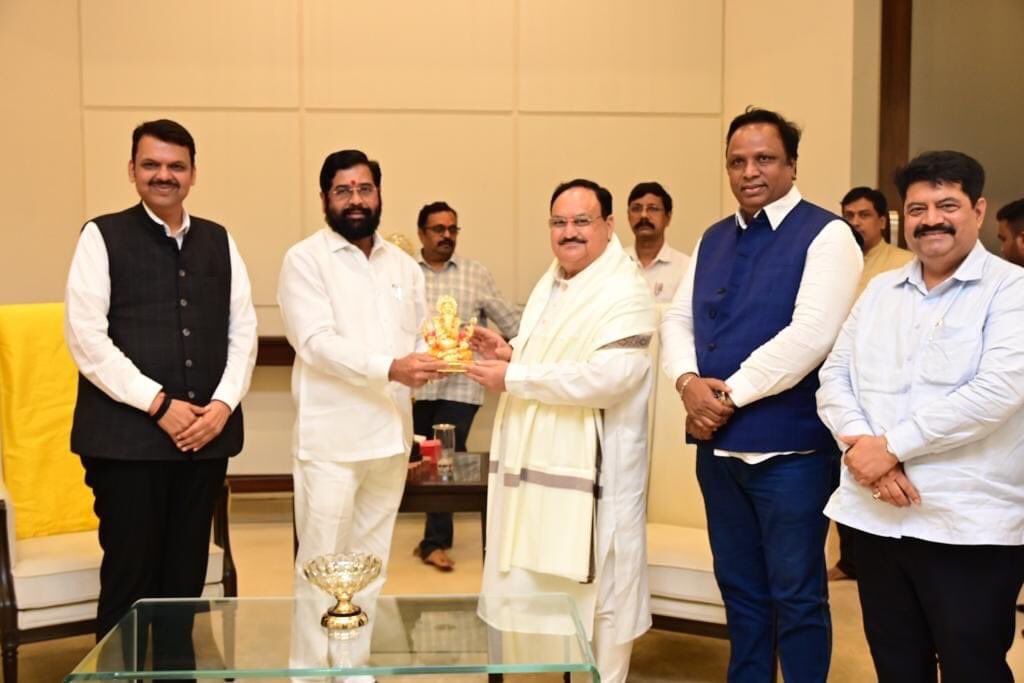 mieknathshinde's tweet photo. भारतीय जनता पक्षाचे राष्ट्रीय अध्यक्ष @JPNadda जी यांनी वर्षा या निवासस्थानी उपस्थित राहून सदिच्छा भेट घेतली. याप्रसंगी पुष्पगुच्छ आणि श्री गणरायाची मुर्ती भेट देऊन ��्यांचे स्वागत केले.

यावेळी उपमुख्यमंत्री @Dev_Fadnavis , भारतीय जनता पक्षाचे महाराष्ट्र प्रभारी @CTRavi_BJP, भाजपाचे प्रदेशाध्यक्ष @cbawankule , भाजपचे मुंबई अध्यक्ष व आमदार @ShelarAshish, खासदार @manoj_kotak उपस्थित होते.

#Maharashtra #JPNadda #Mumbai